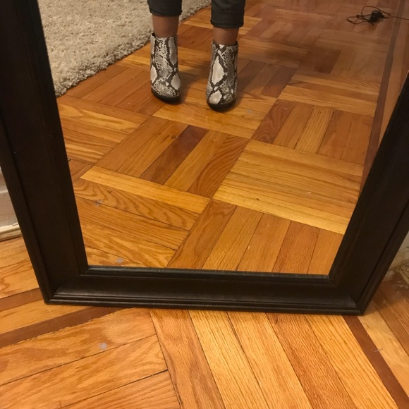 Snakeskin colored gold heeled booties - Picture 8 of 8